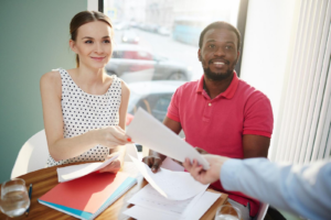 couple recevant un document