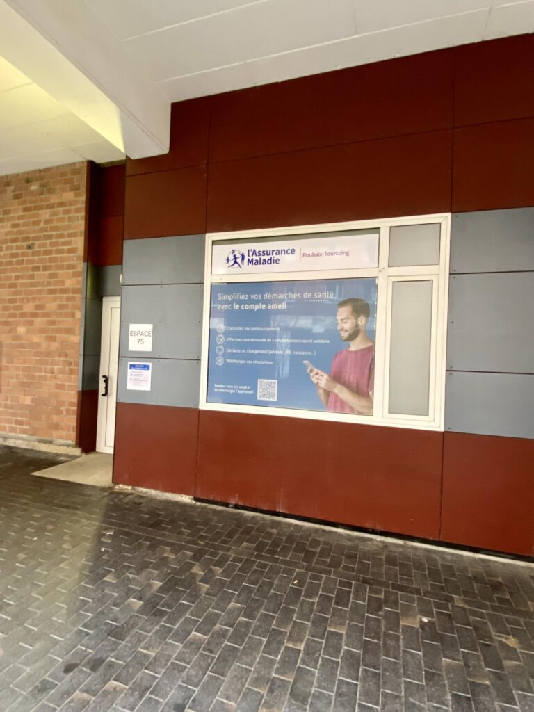 Agence CPAM moderne avec signalétique Assurance Maladie à Paris