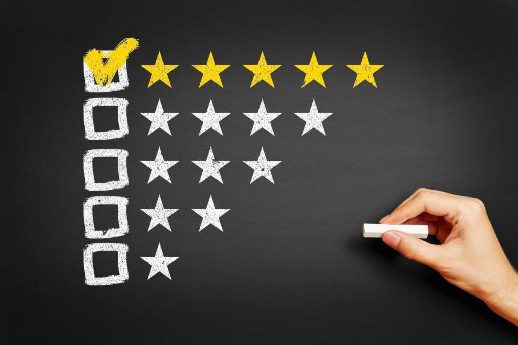 Clients partageant leurs avis sur les assurances en ligne