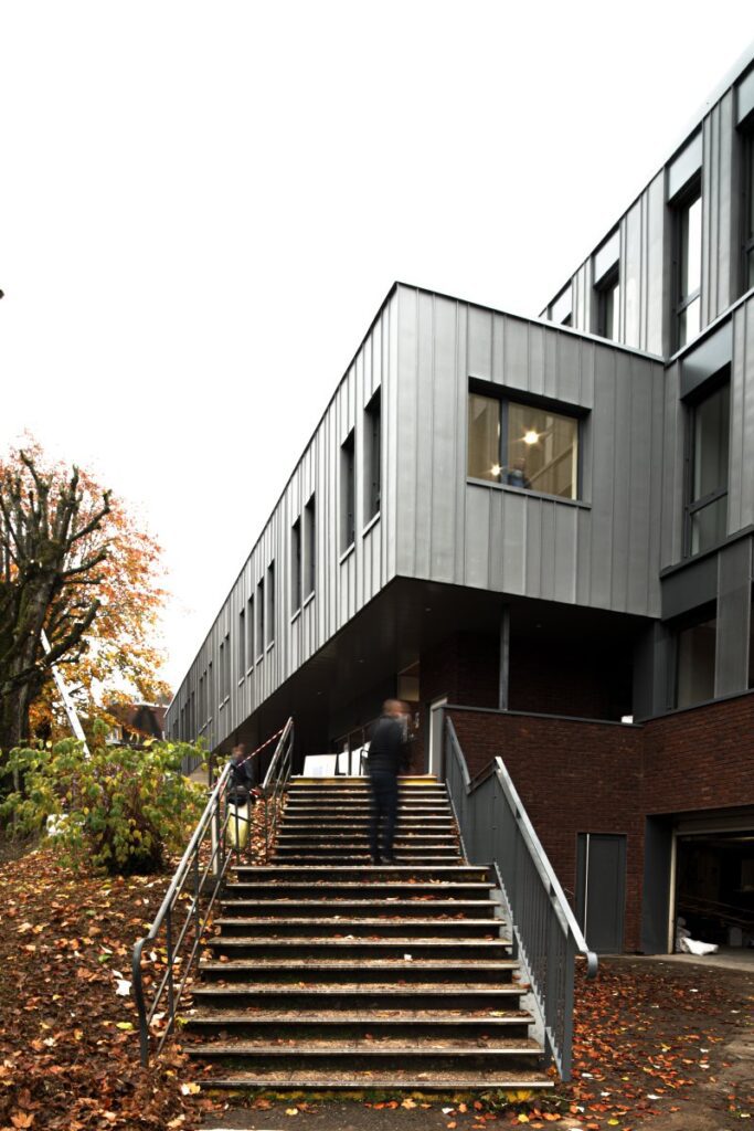 Bâtiment rénové de la CPAM Longwy avec architecture moderne et lumineuse