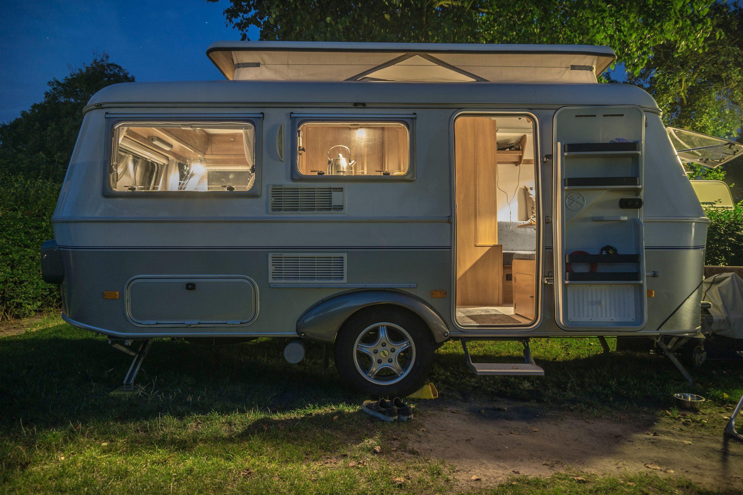 Caravane moderne sur la route
