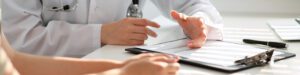 Un médecin consultant un document, illustrant le service tiers payant de Groupama