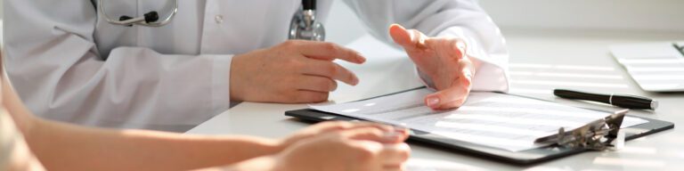 Un médecin consultant un document, illustrant le service tiers payant de Groupama