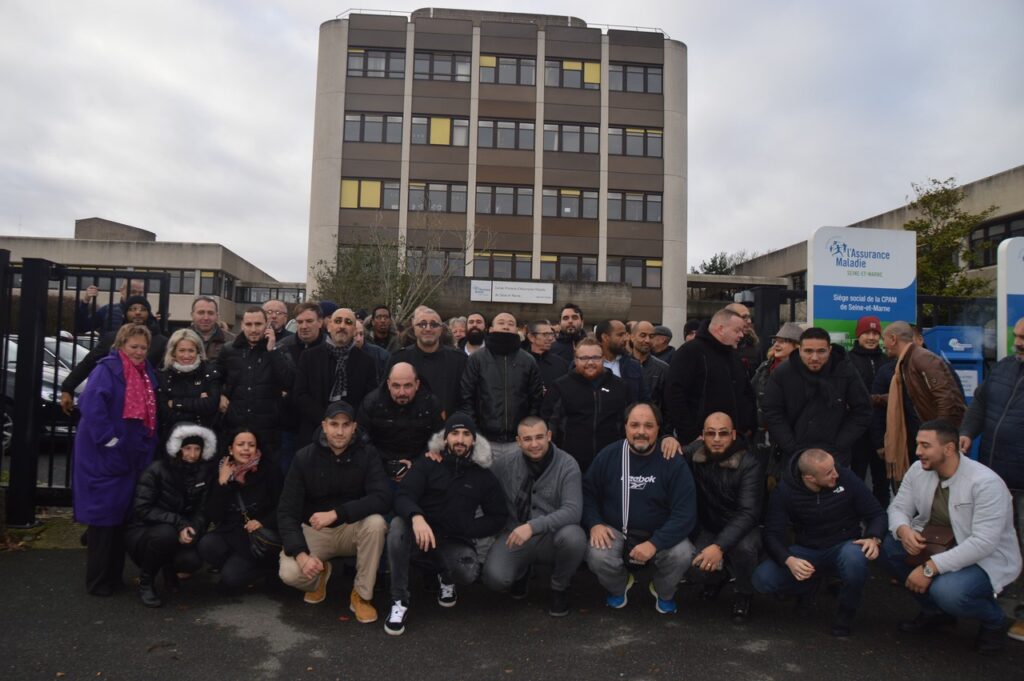 Photographie illustrant l'entrée de la Sécurité sociale en Seine-et-Marne avec des manifestations de taxis à proximité