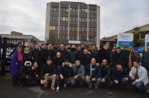 Photographie illustrant l'entrée de la Sécurité sociale en Seine-et-Marne avec des manifestations de taxis à proximité