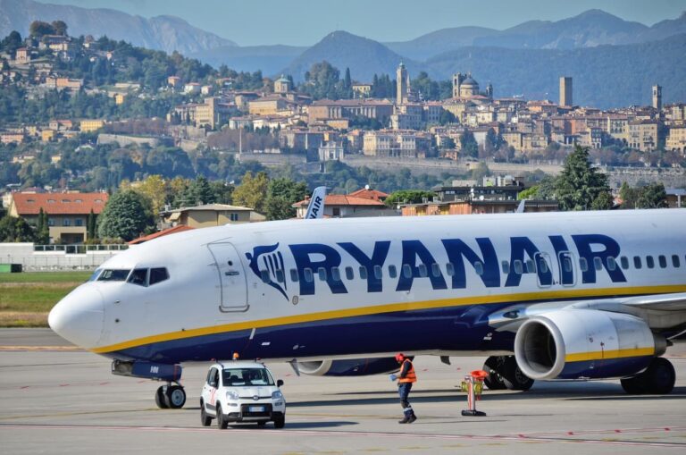 Annulation de vol Ryanair avec un panneau d'affichage d'aéroport en arrière-plan