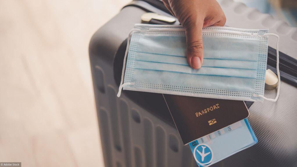 Assurance annulation voyage couvrant le Covid-19 avec un couple à l'aéroport