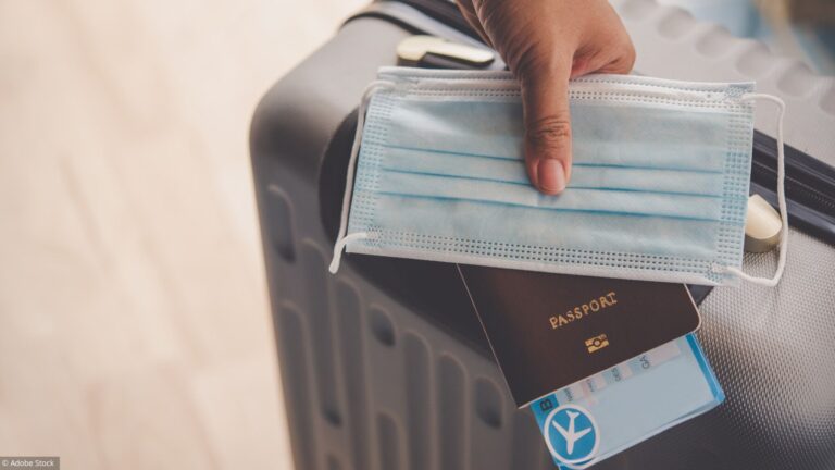 Assurance annulation voyage couvrant le Covid-19 avec un couple à l'aéroport