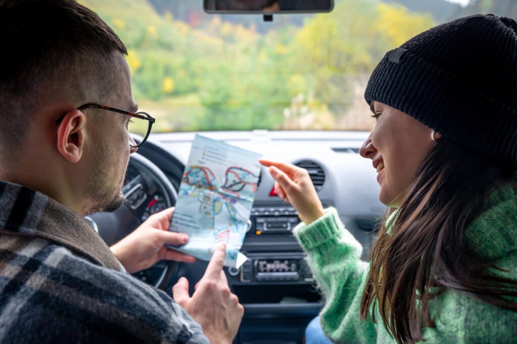 Conducteur consultant une assurance auto temporaire en ligne sans engagement