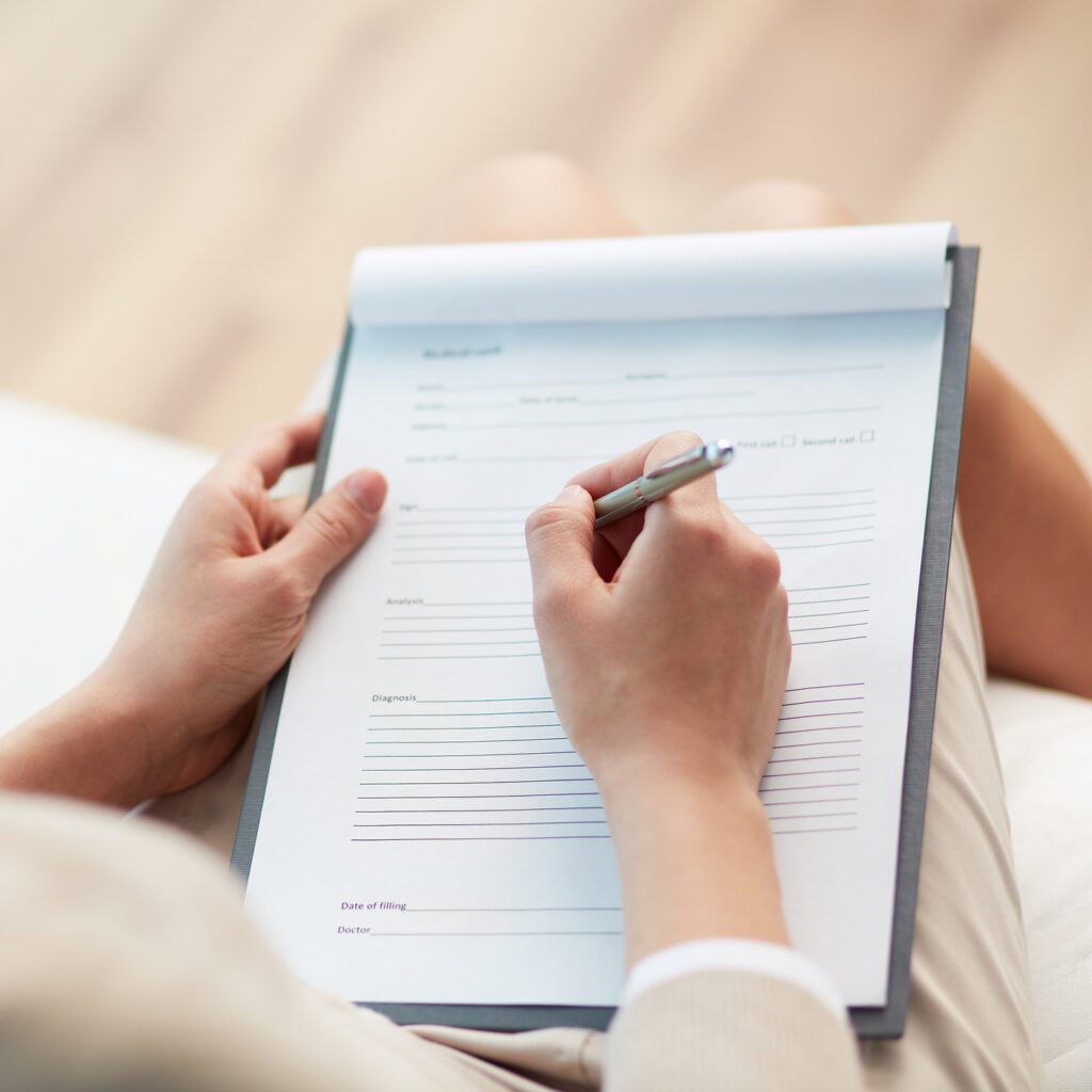 Femme consultant une assurance décès sans questionnaire médical