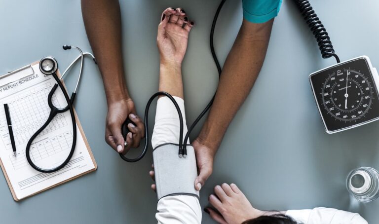 Jeune étudiant comparant les offres d'assurances santé pour visa Schengen