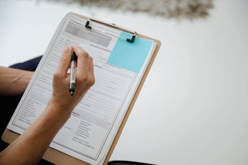Étudiant consultant une offre d’assurance habitation en ligne pour économiser en 2024