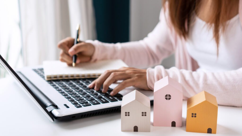 Étudiant analysant les offres d'assurance habitation sans franchise pour faire le bon choix