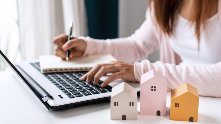 Étudiant analysant les offres d'assurance habitation sans franchise pour faire le bon choix