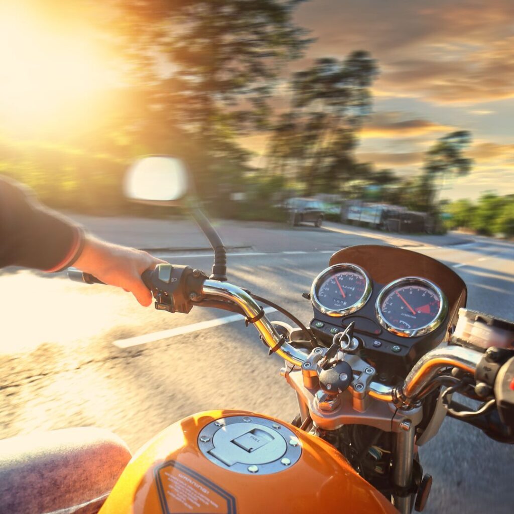 Jeune conducteur obtenant un devis en ligne pour une assurance moto 125cc