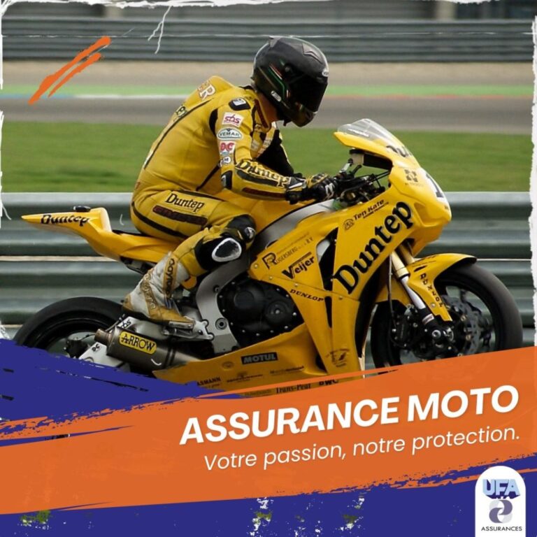 Jeune conducteur à moto électrique consultant une assurance adaptée à sa responsabilité civile
