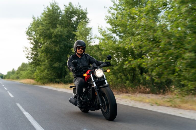 Jeune motard consultant une application pour souscrire une assurance moto temporaire en ligne