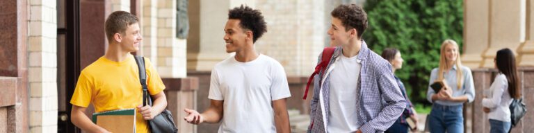 Étudiant signant une assurance responsabilité civile obligatoire