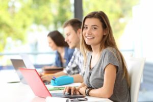 Étudiant étranger étudiant à l'étranger protégé par une assurance responsabilité civile