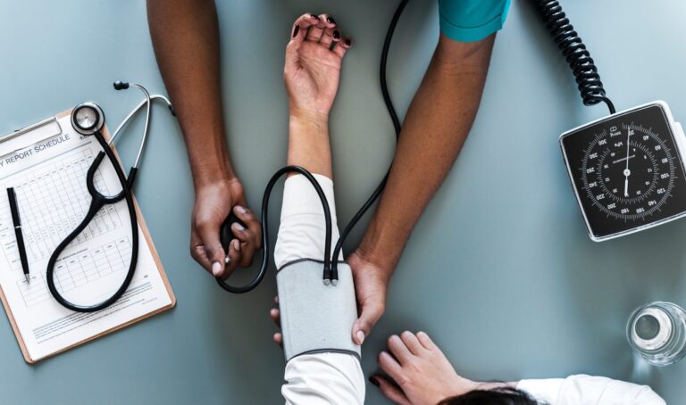 Jeune expatriée consultant son assurance santé à l'étranger