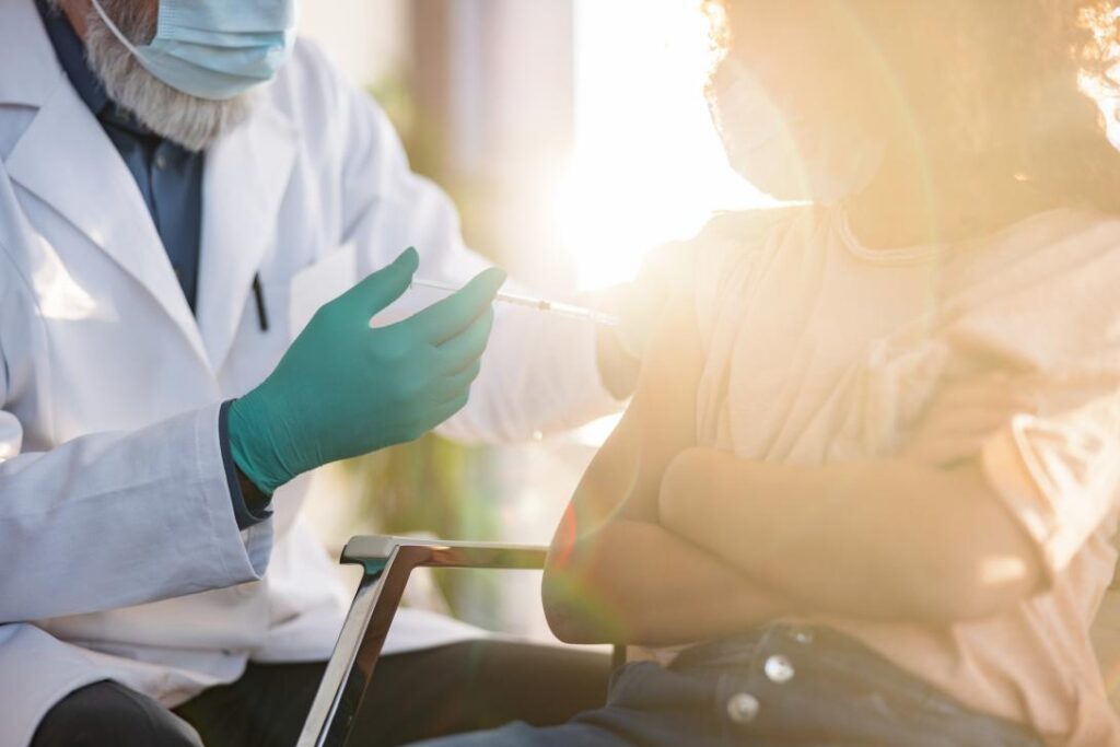 Homme consultant une aide administrative pour une couverture santé en France