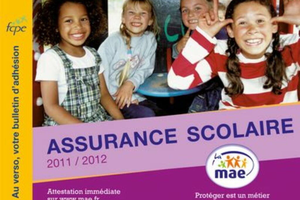 Enfant souriant devant l'école, protégé par une assurance scolaire primaire