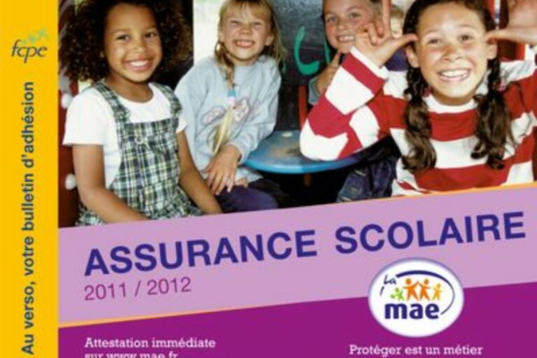 Enfant souriant devant l'école, protégé par une assurance scolaire primaire