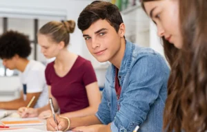 Élève de lycée souriant accompagné de ses parents discutant d'une assurance scolaire