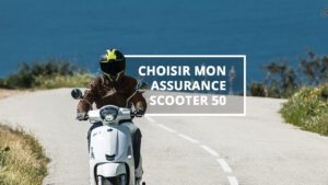 Jeune conducteur sur un scooter 50cc, illustrant les tarifs d'assurance