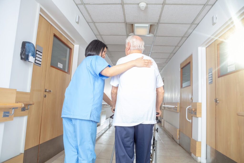 Senior discutant avec un professionnel de santé pour choisir une assurance hospitalisation adaptée