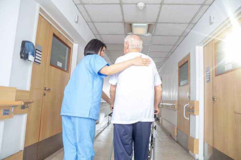 Senior discutant avec un professionnel de santé pour choisir une assurance hospitalisation adaptée