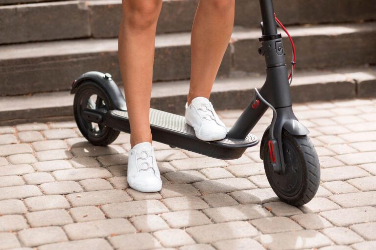 Jeune utilisateur de trottinette électrique souscrivant une assurance sans franchise pour se protéger intégralement