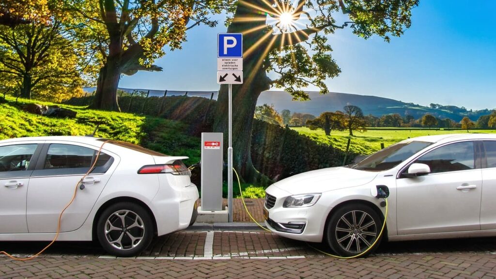 Conducteur consultant une assurance pour véhicule électrique sur une application mobile