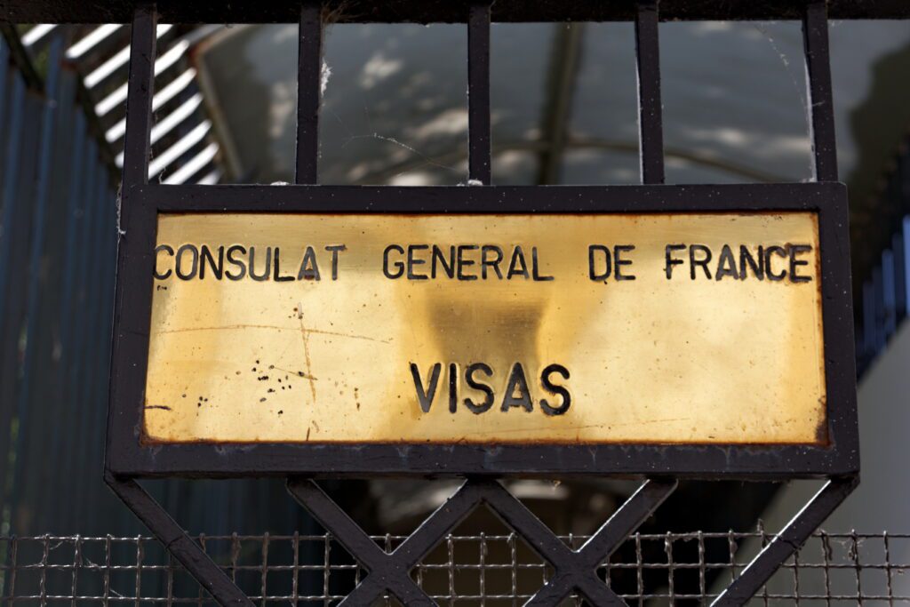 Femme remplissant un formulaire pour une assurance visa long séjour en France