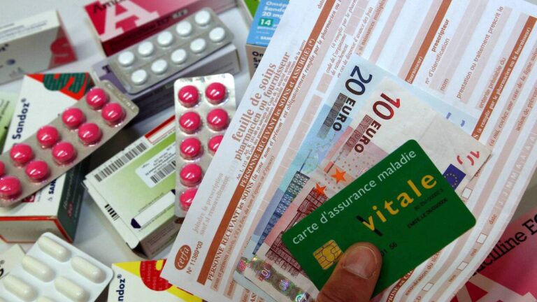 Fonctionnaires territoriaux discutant de la meilleure mutuelle santé à choisir