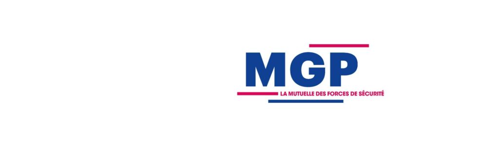 Policier en uniforme avec une communication sur la mutuelle dédiée aux forces de l'ordre