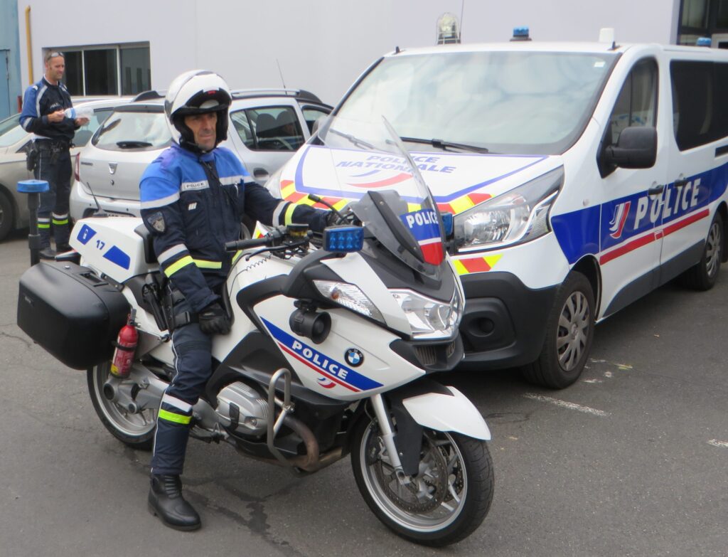 Policiers français en service illustrant le besoin d'une mutuelle santé adaptée