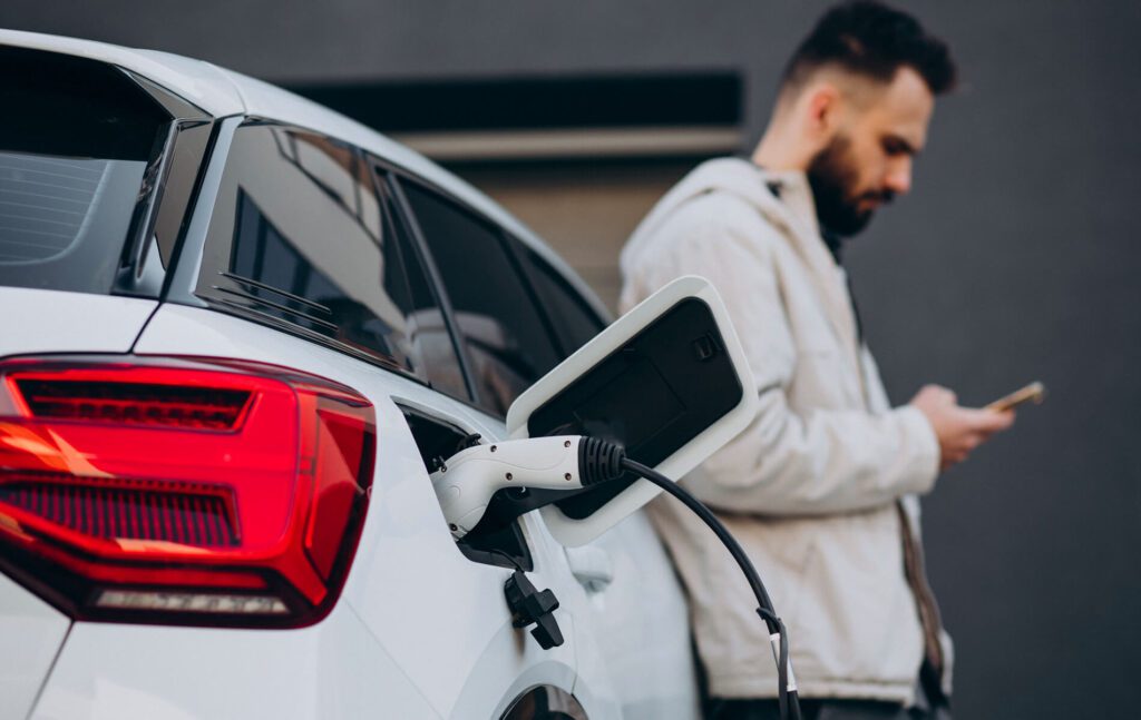 Vue d'une voiture électrique avec mention du prix de l'assurance tous risques