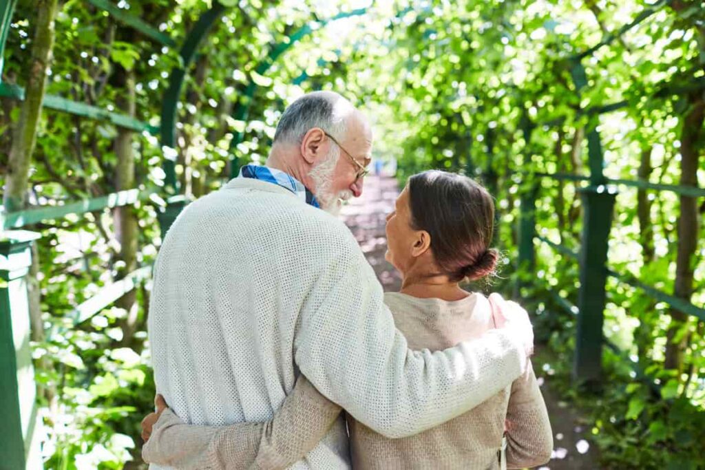 Couple de retraités profitant de leur retraite en Espagne dans un jardin ensoleillé