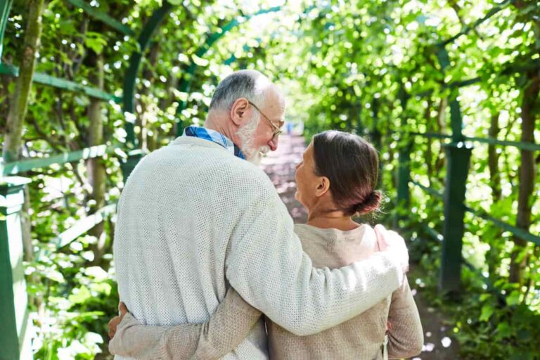 Couple de retraités profitant de leur retraite en Espagne dans un jardin ensoleillé