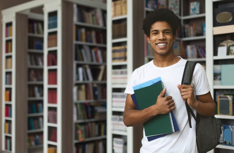 Jeune étudiant consultant ses options de sécurité sociale étudiante