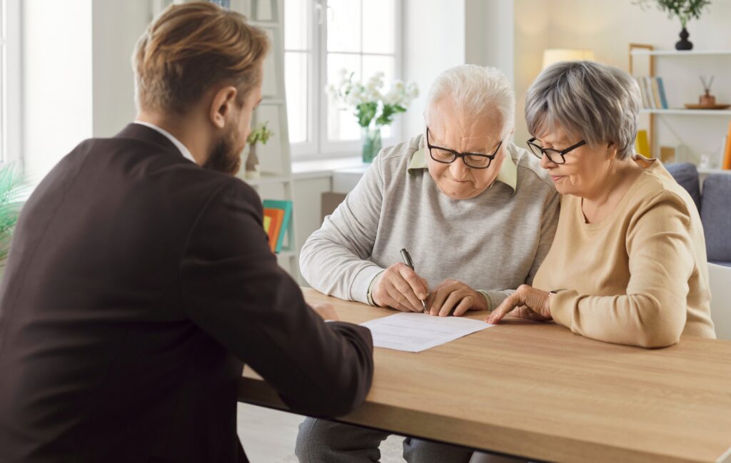 Personne âgée consultant un contrat d'assurance obsèques avec un conseiller