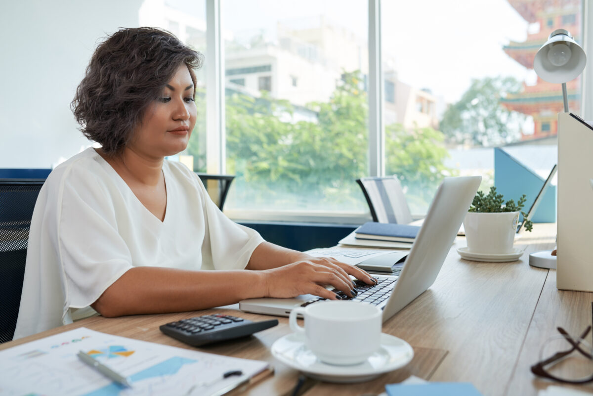 femme travaille ordinateur portable